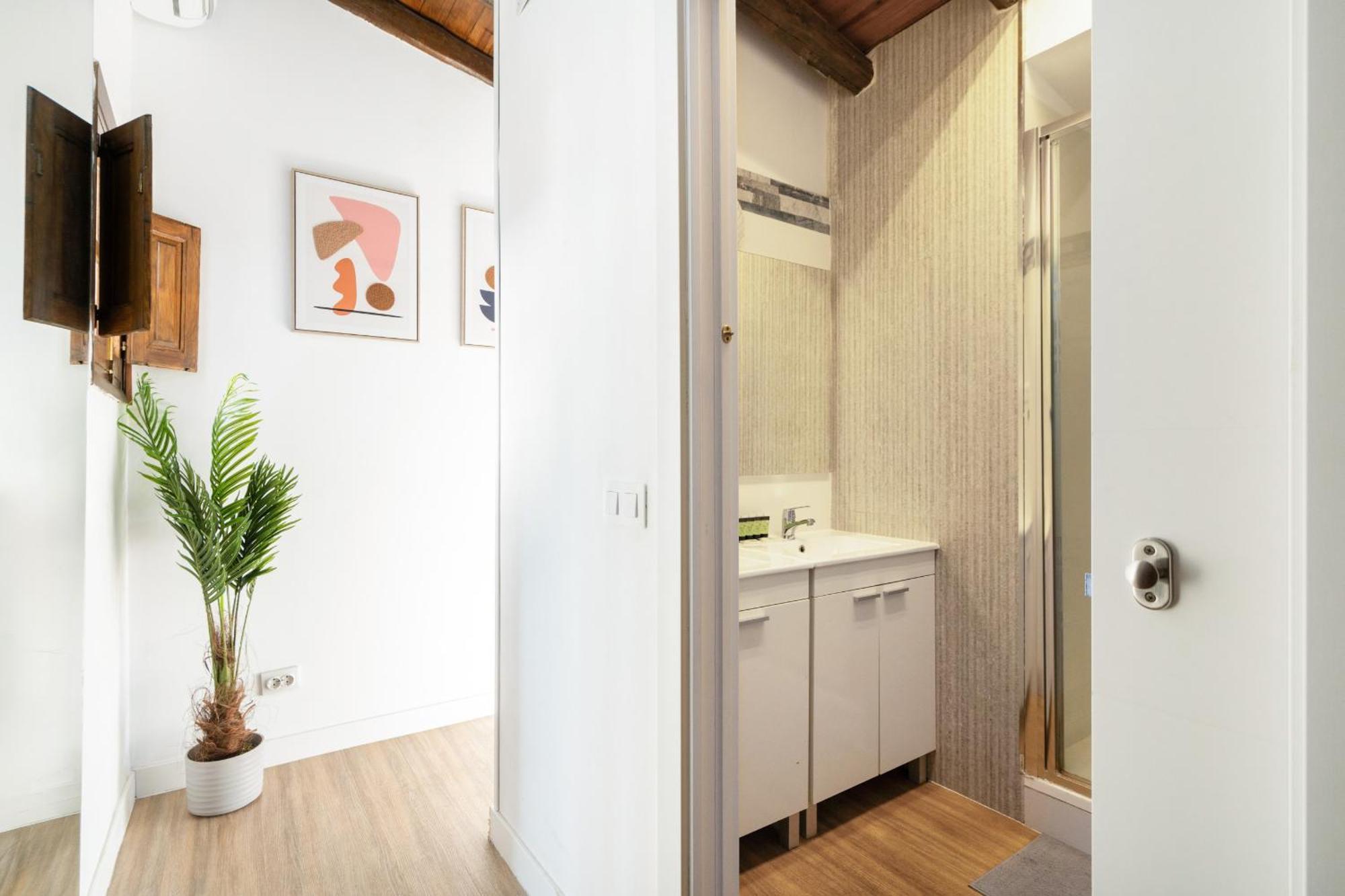 Apartamento Atico Con Terraza En Lavapies Alquiler Temporal Madrid Exterior foto