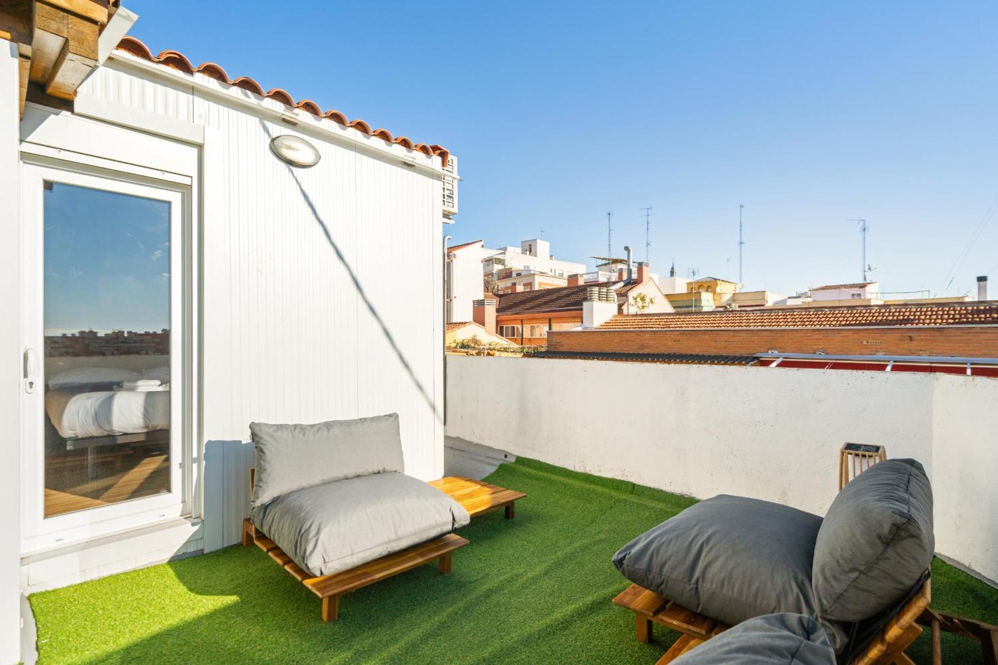 Apartamento Atico Con Terraza En Lavapies Alquiler Temporal Madrid Exterior foto